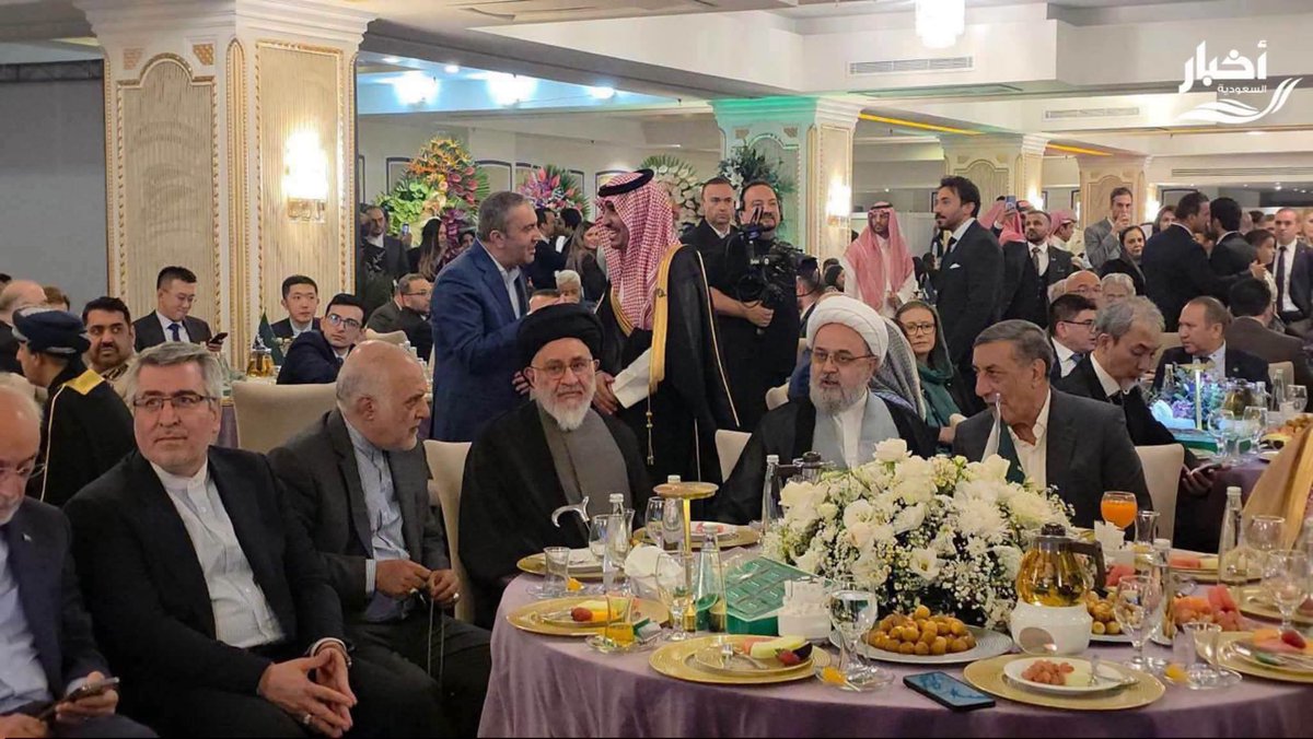 nlhws's tweet photo. السفارة السعودية في طهران تحتفل باليوم الوطني بحضور قيادات من النظام الإيراني والحرس الثوري وممثلين عن الحوثي وحزب الله وسط ابتسامات متبادلة بينما يستمر نزيف الدم اليمني في الجبهات
رسالة لمن كان يراهن على أن القتال مجرد معركة عقائدي السياسة مصالح ومَن يقبل يد من يقصفه لن يحمي حدا https://t.co/mLvyZ3XCtf