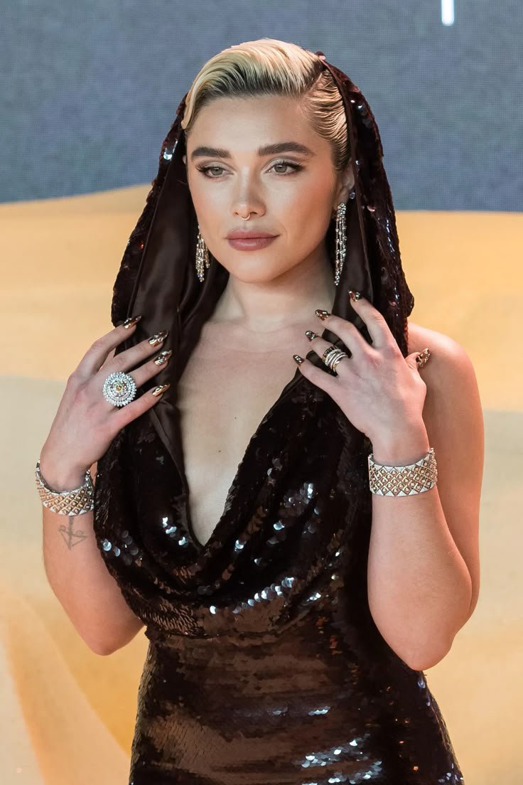 ChaosCrave_'s tweet photo. Florence Pugh is reportedly the frontrunner to play Valerie (V) in the live-action CYBERPUNK 2077 feature film.

Director Denis Villeneuve is reportedly leaning toward a female-led story, pairing V with Keanu Reeves’ Johnny Silverhand as they navigate Night City. https://t.co/i54LNUulqR