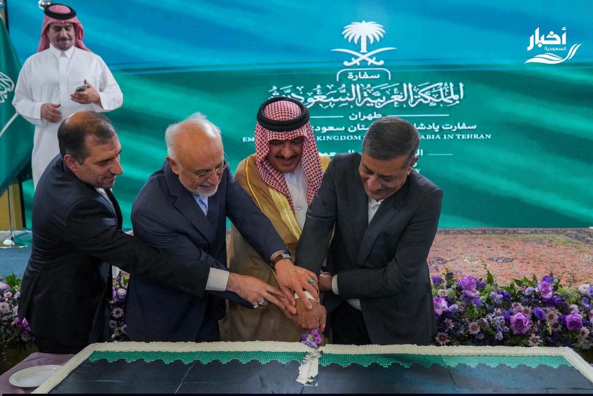 s25415l's tweet photo. السفارة السعودية في طهران تحتفل باليوم الوطني بحضور قيادات من النظام الإيراني والحرس الثوري وممثلين عن الحوثي وحزب الله وسط ابتسامات متبادلة بينما يستمر نزيف الدم اليمني في الجبهات
رسالة لمن كان يراهن على أن القتال مجرد معركة عقائدي السياسة مصالح ومَن يقبل يد من يقصفه لن يحمي احد https://t.co/nXHvahRSRM