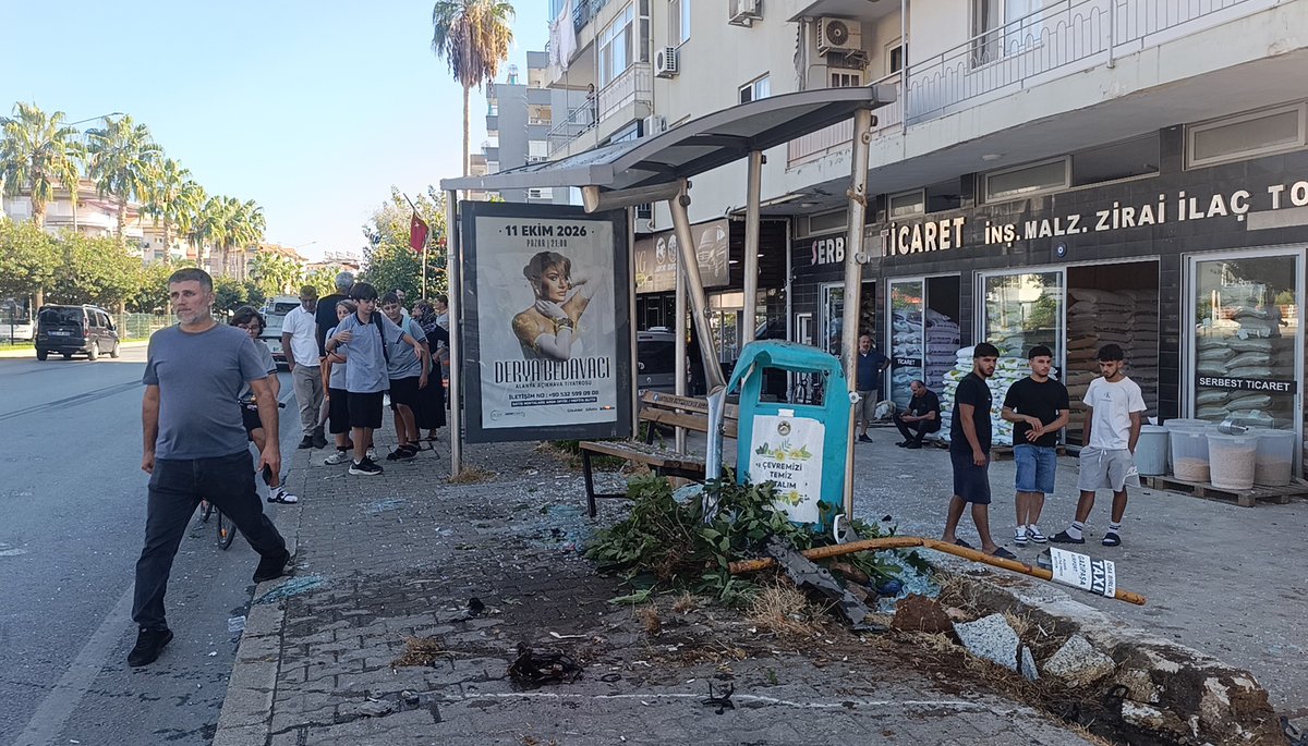 dhainternet's tweet photo. 📌 Otomobil önce yayaya ardından duraktaki karı kocaya çarptı; 3 yaralı

📎 https://t.co/TenRPfB37a https://t.co/qIJatSZtQG