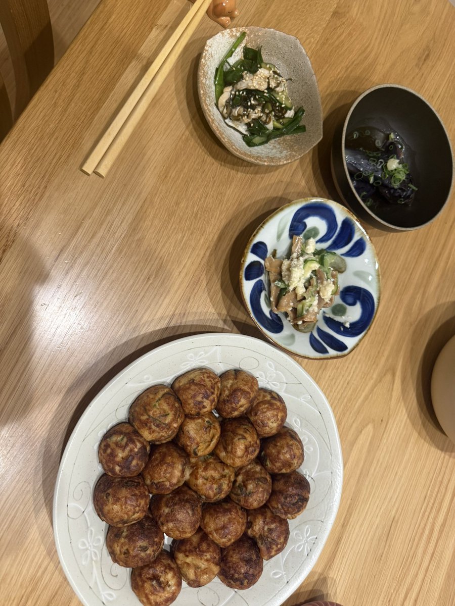 014_8ki29's tweet photo. りぃちゃんと今週何回会っとんねーん🤪おつまみと、旦那さんもたこ焼きと肉吸いを作ってくれていたよ🥲♡ https://t.co/9ogft5pvON