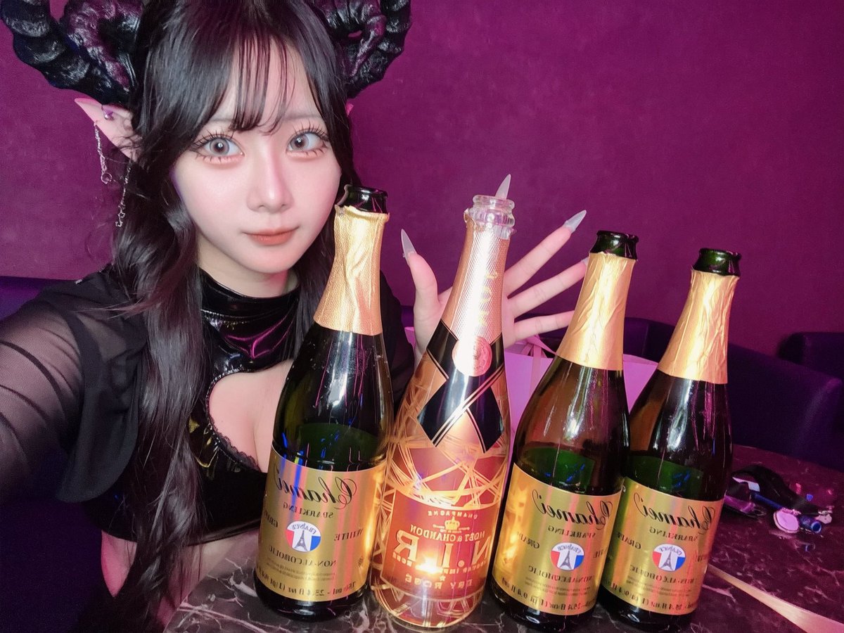 yoru_wisp's tweet photo. 予定で降臨してた！ヨさん初のモエピカ🟩ダーリンありがとう( ; ; )
その後来てくれたあのちゃんダーリンもありがとう٩(๑>ᴗ<๑)۶
そしてなんと駆け込みで初めましてのダーリン2本もぽんありがとう^ᴗ̥̥  ̫ ᴗ̥^ https://t.co/Dc95GvTaAK