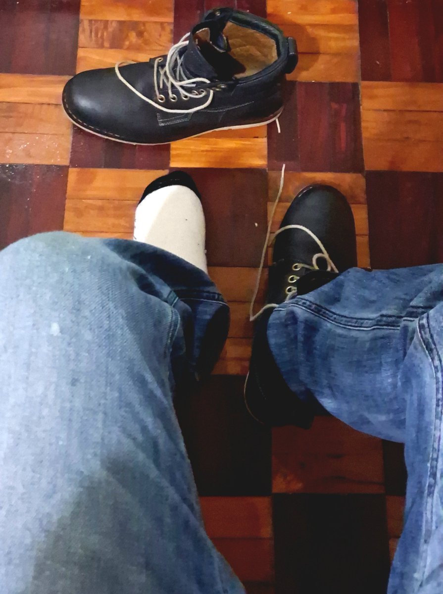 pinoinaughtyboi's tweet photo. 07/09 Home finally. Lika langhapin ang masarap na amoy ng #usedsocks #usedsweatysocks #usedShoes #sweatyShoes worship dad's #sweatyFeet #tiredPinoyFeet #SweatyAsianFeet #TiredAsianFeet #PinoyFeet #AsianFeet ko #alterBaguio #AlterPH #AlterPinas. Mainit-init pa. Masarap amoy niyan https://t.co/SmlgHY2T9I