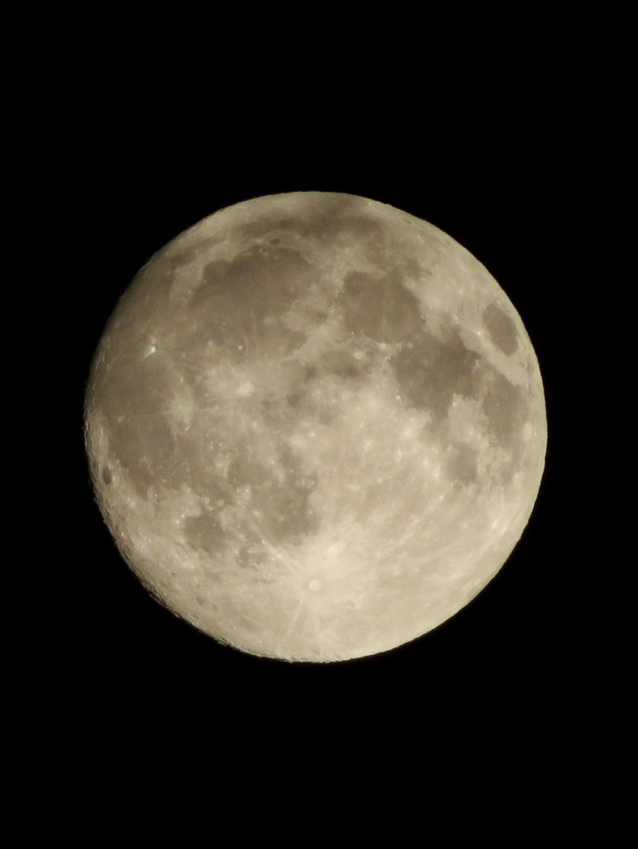 arakencloud's tweet photo. 中秋の名月が綺麗です。
雲の隙間から顔を出してくれました。

ぜひ夜空を見上げてみてください🌕 https://t.co/pwLI5Oe05Q