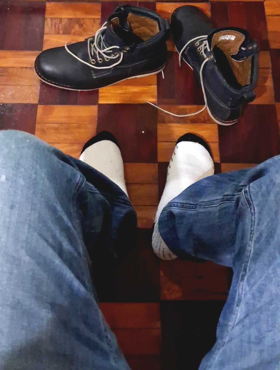 pinoinaughtyboi's tweet photo. 07/09 Home finally. Lika langhapin ang masarap na amoy ng #usedsocks #usedsweatysocks #usedShoes #sweatyShoes worship dad's #sweatyFeet #tiredPinoyFeet #SweatyAsianFeet #TiredAsianFeet #PinoyFeet #AsianFeet ko #alterBaguio #AlterPH #AlterPinas. Mainit-init pa. Masarap amoy niyan https://t.co/SmlgHY2T9I