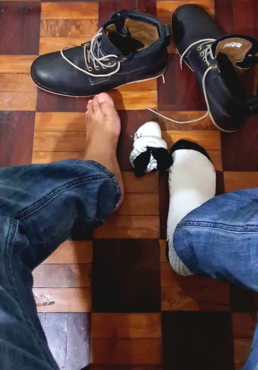 pinoinaughtyboi's tweet photo. 07/09 Home finally. Lika langhapin ang masarap na amoy ng #usedsocks #usedsweatysocks #usedShoes #sweatyShoes worship dad's #sweatyFeet #tiredPinoyFeet #SweatyAsianFeet #TiredAsianFeet #PinoyFeet #AsianFeet ko #alterBaguio #AlterPH #AlterPinas. Mainit-init pa. Masarap amoy niyan https://t.co/SmlgHY2T9I