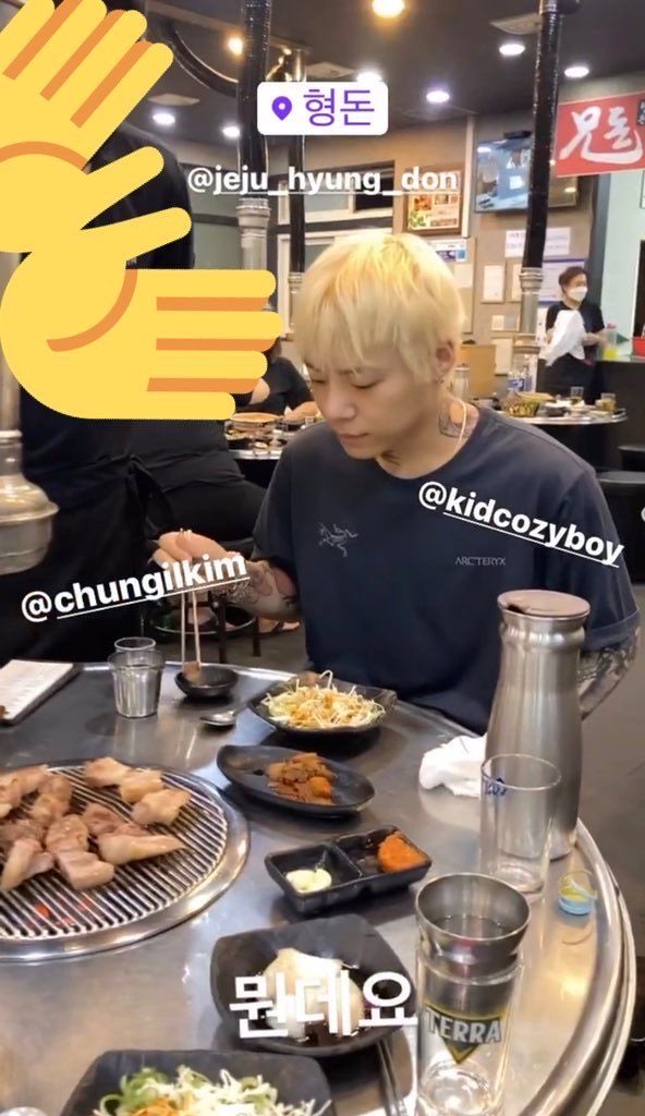 amencozyboy's tweet photo. 밥 먹고 있는 탈색모 웑재를 이길 것이 없음 https://t.co/PoabrFhZ9j