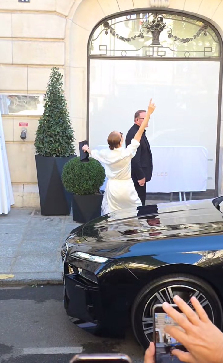Celine_actu's tweet photo. 🚨🚨 Céline Dion vient de sortir de son hôtel, direction la plénitude arena ! https://t.co/A101wRo1io