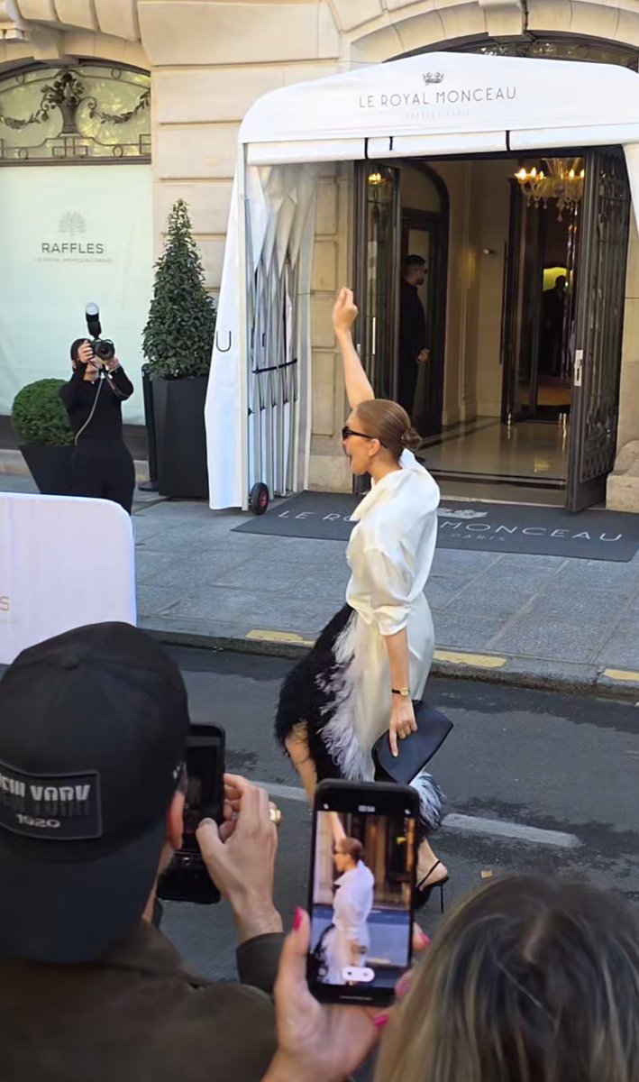 Celine_actu's tweet photo. 🚨🚨 Céline Dion vient de sortir de son hôtel, direction la plénitude arena ! https://t.co/A101wRo1io