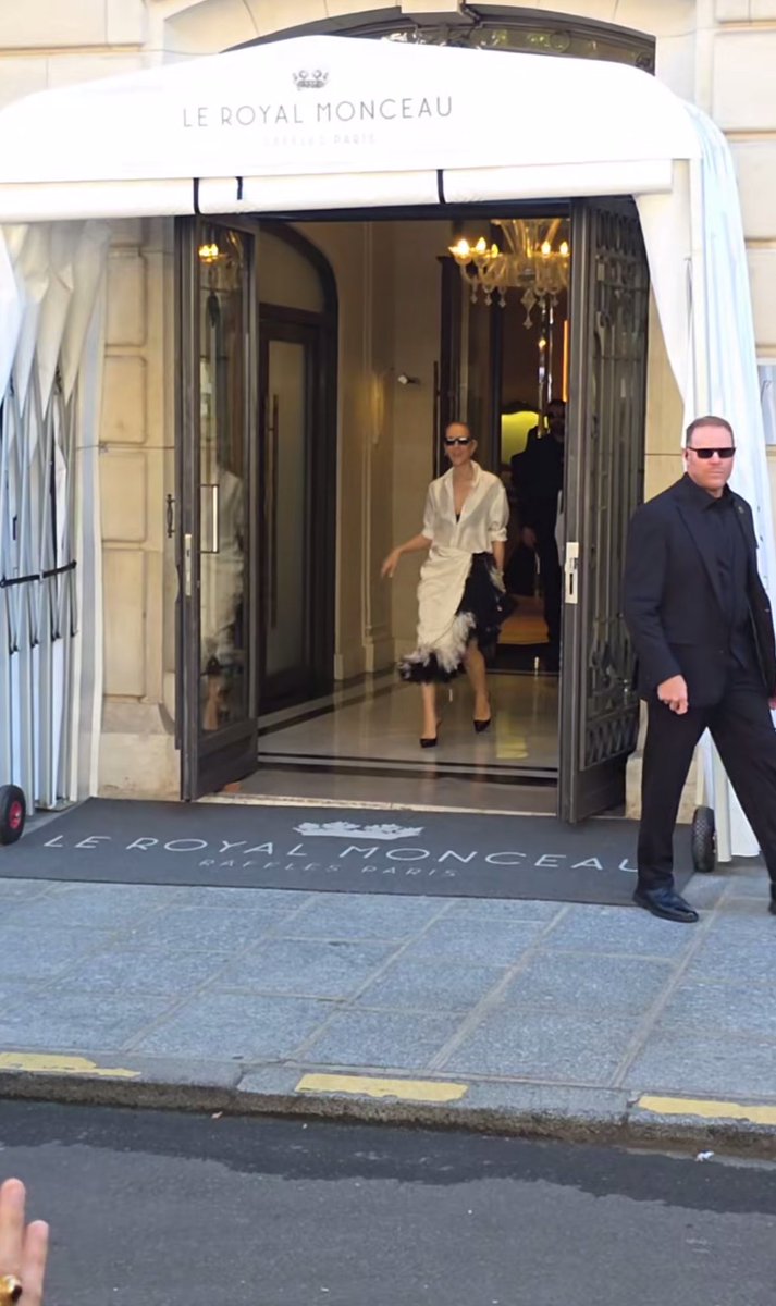 Celine_actu's tweet photo. 🚨🚨 Céline Dion vient de sortir de son hôtel, direction la plénitude arena ! https://t.co/A101wRo1io