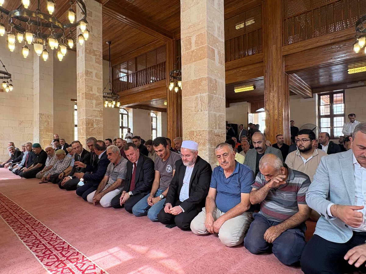 GaziantepVBM's tweet photo. 📍 Nizip

Şıhlar Camii Yeniden İbadete Açıldı

6 Şubat depremlerinde hasar gören Nizip Şıhlar Camii, Vakıflar Genel Müdürlüğümüz tarafından gerçekleştirilen restorasyon çalışmalarının ardından yeniden ibadete açıldı.

Açılış programı; Gaziantep Valimiz Sayın Kemal Çeber, önceki dönem Adalet Bakanımız ve Gaziantep Milletvekilimiz Sayın Abdülhamit Gül, Gaziantep Milletvekilimiz Sayın Mesut Bozatlı ve il protokolünün katılımıyla gerçekleştirildi.

Tarihî kimliği korunarak yeniden ihya edilen Şıhlar Camii’nin açılışının ardından cami çıkışında cemaate ikramda bulunuldu. Şıhlar Camii’nin Nizip’imize ve hemşehrilerimize hayırlı olmasını diliyor, restorasyon sürecine katkı sunan ve emeği geçen herkese teşekkür ediyoruz.

@VakiflarGM #Nizip #ŞıhlarCamii #Gaziantep