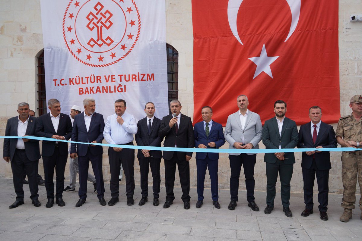 GaziantepVBM's tweet photo. 📍 Nizip

Şıhlar Camii Yeniden İbadete Açıldı

6 Şubat depremlerinde hasar gören Nizip Şıhlar Camii, Vakıflar Genel Müdürlüğümüz tarafından gerçekleştirilen restorasyon çalışmalarının ardından yeniden ibadete açıldı.

Açılış programı; Gaziantep Valimiz Sayın Kemal Çeber, önceki dönem Adalet Bakanımız ve Gaziantep Milletvekilimiz Sayın Abdülhamit Gül, Gaziantep Milletvekilimiz Sayın Mesut Bozatlı ve il protokolünün katılımıyla gerçekleştirildi.

Tarihî kimliği korunarak yeniden ihya edilen Şıhlar Camii’nin açılışının ardından cami çıkışında cemaate ikramda bulunuldu. Şıhlar Camii’nin Nizip’imize ve hemşehrilerimize hayırlı olmasını diliyor, restorasyon sürecine katkı sunan ve emeği geçen herkese teşekkür ediyoruz.

@VakiflarGM #Nizip #ŞıhlarCamii #Gaziantep