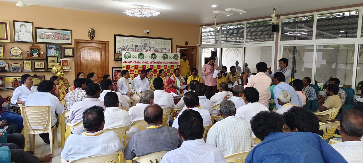 apkbpwdc's tweet photo. భీమవరం నియోజకవర్గ పార్టీ కార్యాలయంలో నియోజకవర్గ ఇంచార్జ్ శ్రీమతి తోట సీతారామలక్ష్మీ ఆధ్వర్యంలో రానున్న ఎన్నికల సన్నాహక సమావేశంలో ఎన్నికలు సమీపిస్తున్న నేపథ్యంలో ప్రతి నాయకుడు, కార్యకర్త బాధ్యతాయుతంగా పనిచేయాలని అన్నారు. బూత్ స్థాయి కమిటీలను మరింత బలోపేతం చేయడంతో పాటు ఓటరు . https://t.co/4XoMvqAAvA