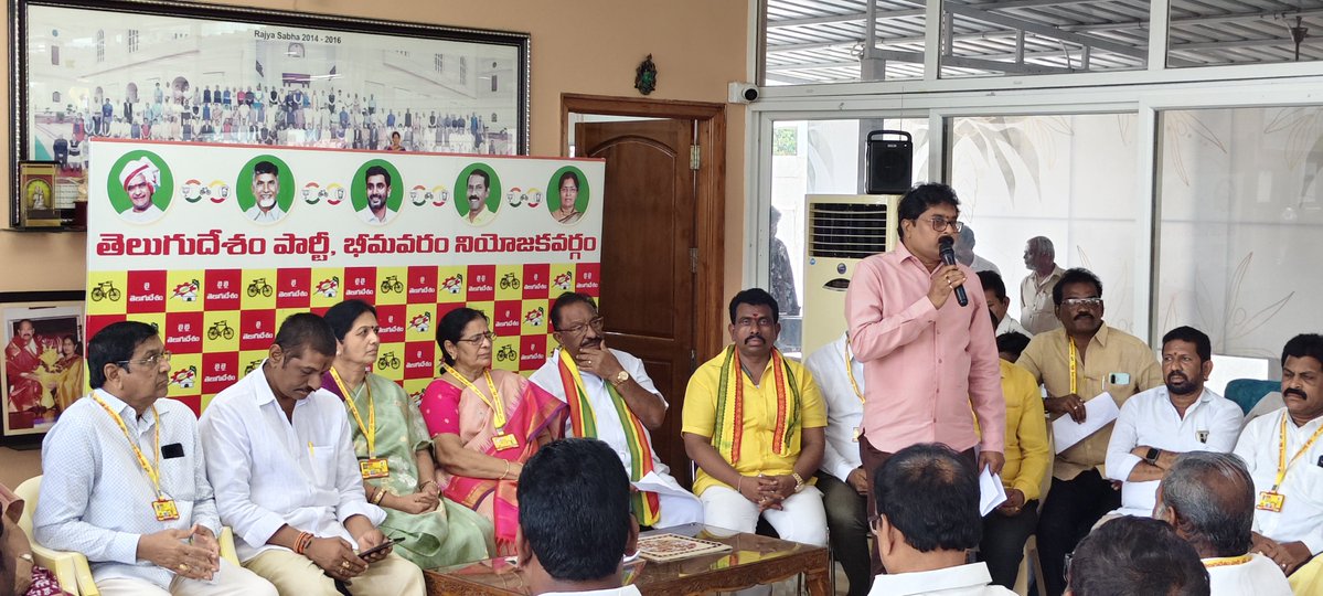 apkbpwdc's tweet photo. భీమవరం నియోజకవర్గ పార్టీ కార్యాలయంలో నియోజకవర్గ ఇంచార్జ్ శ్రీమతి తోట సీతారామలక్ష్మీ ఆధ్వర్యంలో రానున్న ఎన్నికల సన్నాహక సమావేశంలో ఎన్నికలు సమీపిస్తున్న నేపథ్యంలో ప్రతి నాయకుడు, కార్యకర్త బాధ్యతాయుతంగా పనిచేయాలని అన్నారు. బూత్ స్థాయి కమిటీలను మరింత బలోపేతం చేయడంతో పాటు ఓటరు . https://t.co/4XoMvqAAvA