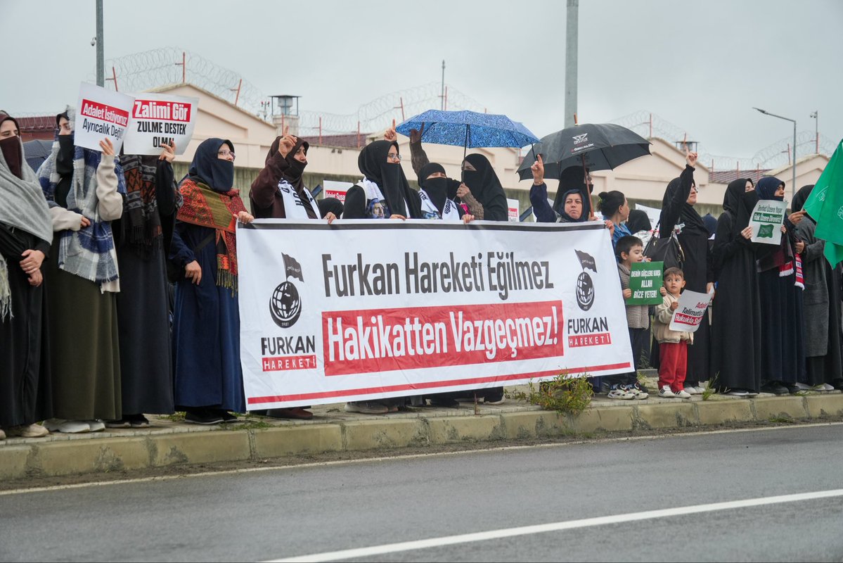 furkanhareketiT's tweet photo. Semra Kuytul Hocahanım’a Samsun Çarşamba Cezaevi Önünde Büyük Destek! 

Furkan Hareketi mensupları Semra Kuytul Hocahanım’ın ilk görüş gününde onu ve çocuklarını yalnız bırakmamak için cezaevi önünde bir araya gelerek desteklerini sloganlarla dile getirdi.

SemraHocaya Ozgürlük
FurkanHareketi Tertemizdir
Özgürlükiçin Meydandayız