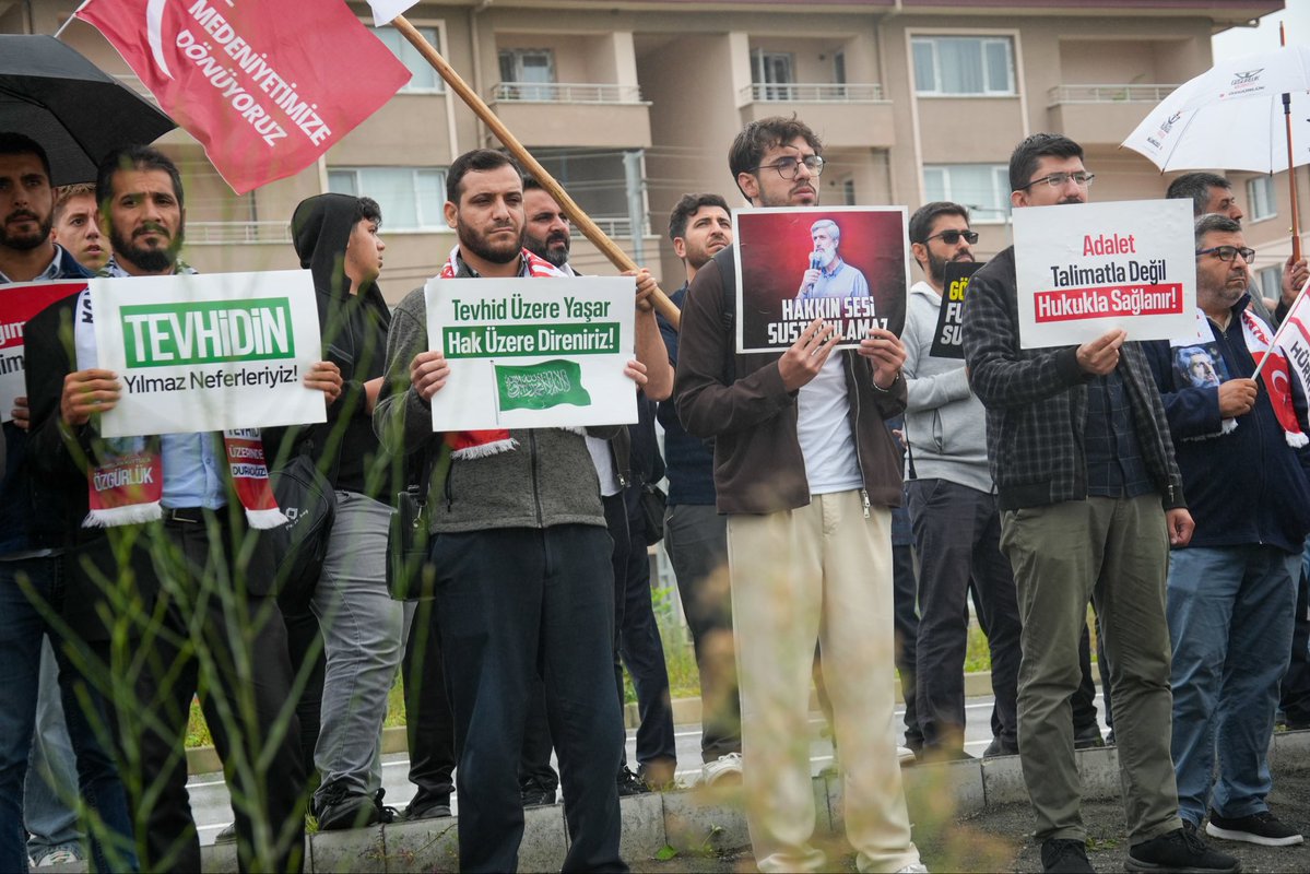 furkanhareketiT's tweet photo. Semra Kuytul Hocahanım’a Samsun Çarşamba Cezaevi Önünde Büyük Destek! 

Furkan Hareketi mensupları Semra Kuytul Hocahanım’ın ilk görüş gününde onu ve çocuklarını yalnız bırakmamak için cezaevi önünde bir araya gelerek desteklerini sloganlarla dile getirdi.

SemraHocaya Ozgürlük
FurkanHareketi Tertemizdir
Özgürlükiçin Meydandayız