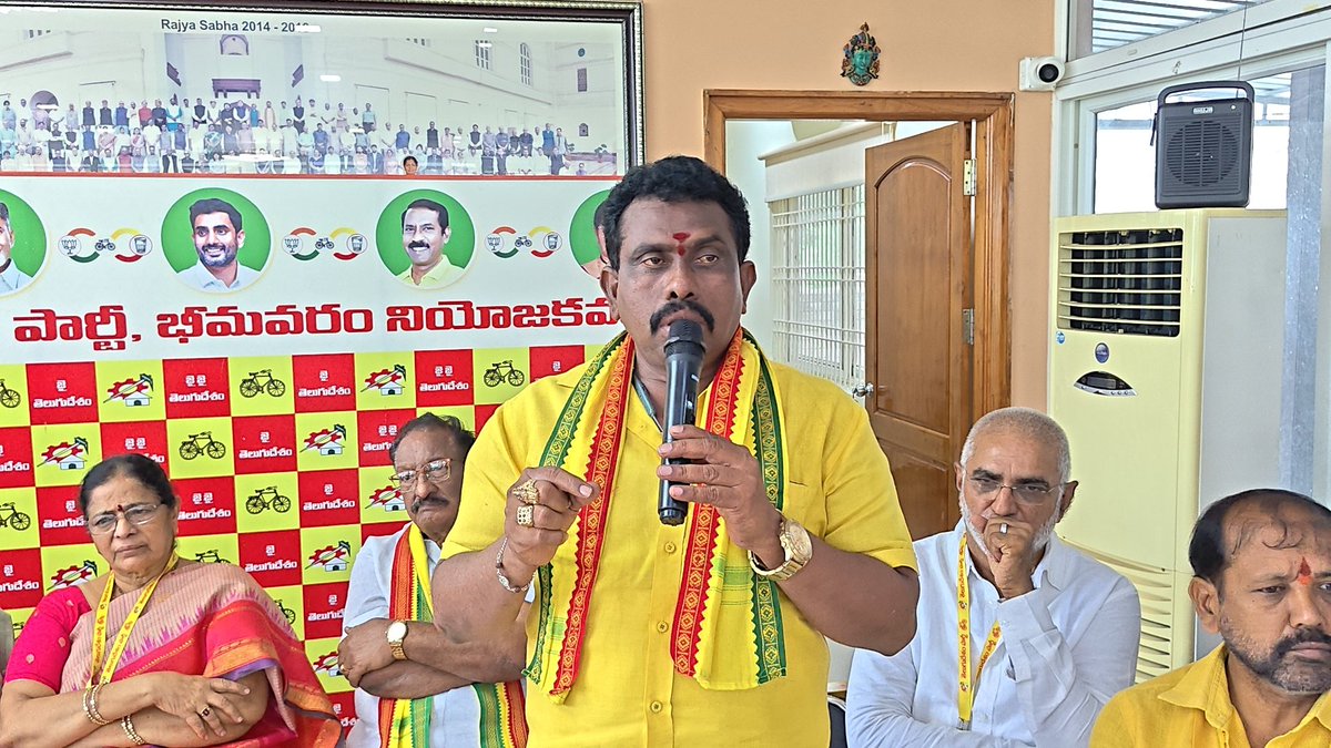 apkbpwdc's tweet photo. భీమవరం నియోజకవర్గ పార్టీ కార్యాలయంలో నియోజకవర్గ ఇంచార్జ్ శ్రీమతి తోట సీతారామలక్ష్మీ ఆధ్వర్యంలో రానున్న ఎన్నికల సన్నాహక సమావేశంలో ఎన్నికలు సమీపిస్తున్న నేపథ్యంలో ప్రతి నాయకుడు, కార్యకర్త బాధ్యతాయుతంగా పనిచేయాలని అన్నారు. బూత్ స్థాయి కమిటీలను మరింత బలోపేతం చేయడంతో పాటు ఓటరు . https://t.co/4XoMvqAAvA