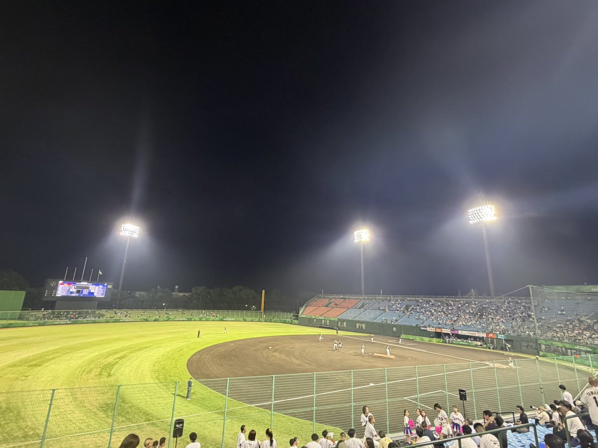 fogawa72's tweet photo. 豊橋市民球場（愛知県豊橋市）

路面電車の終着駅の一つである運動公園駅から降りてすぐにある球場。外野���は芝生で内野席等の設備も古いがスコアボードは改修されていて、NPBの試合も行われている。2014年にTBS系で放映されていたルーズヴェルトゲームのロケ地でも使われてました。

#野球場ドラフト https://t.co/qTzxM5TmXd