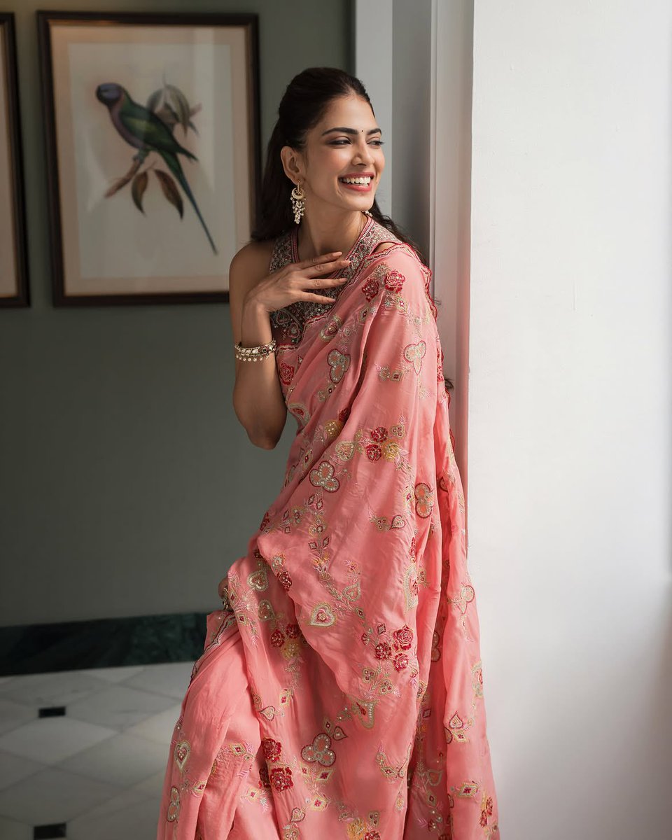 filmfare's tweet photo. #MalavikaMohanan looks absolutely gorgeous in a stunning pink saree. 💗✨

#FilmfareFashion https://t.co/omHjc0egnr