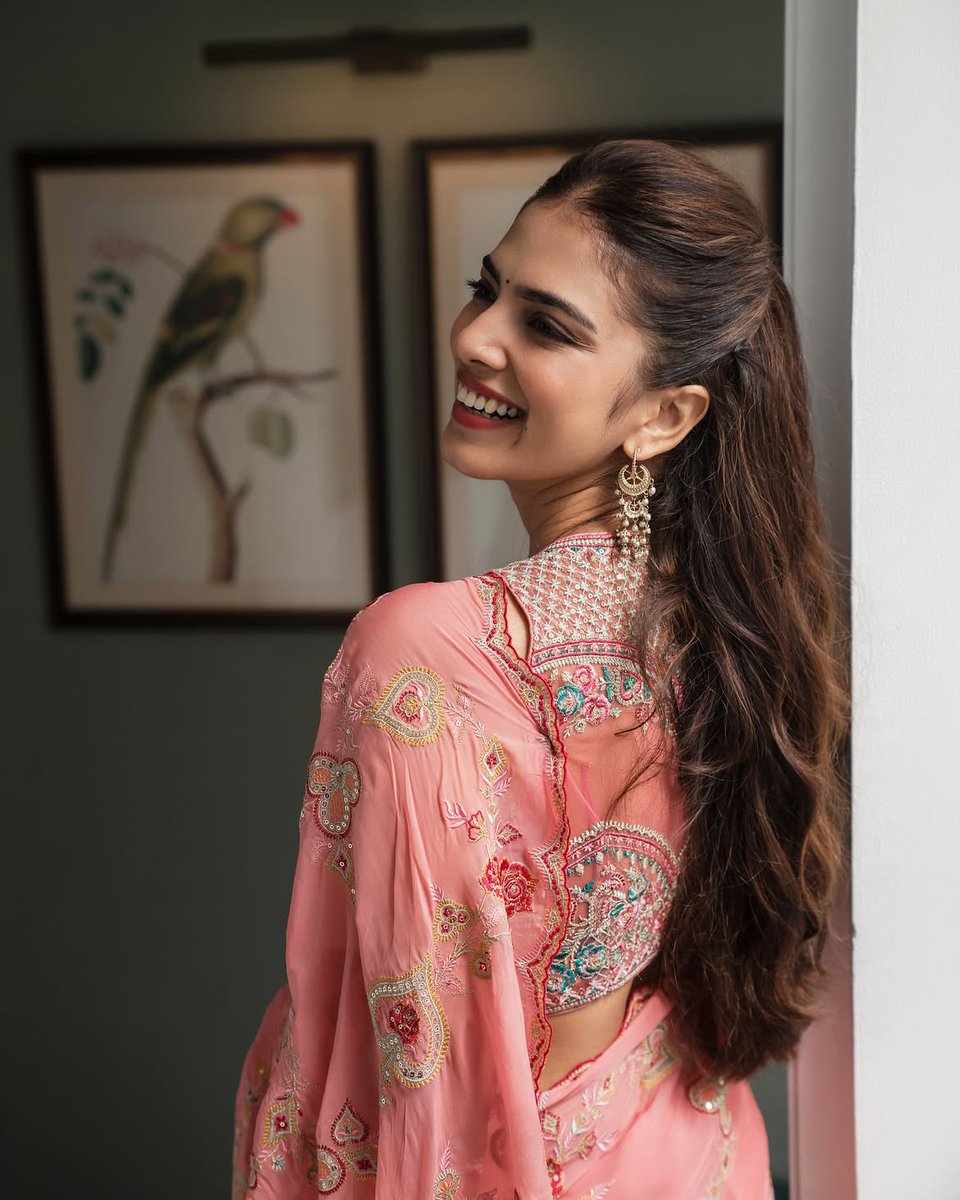 filmfare's tweet photo. #MalavikaMohanan looks absolutely gorgeous in a stunning pink saree. 💗✨

#FilmfareFashion https://t.co/omHjc0egnr