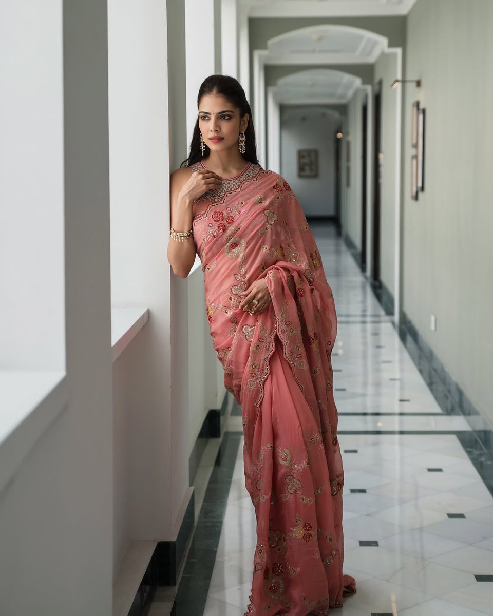 filmfare's tweet photo. #MalavikaMohanan looks absolutely gorgeous in a stunning pink saree. 💗✨

#FilmfareFashion https://t.co/omHjc0egnr