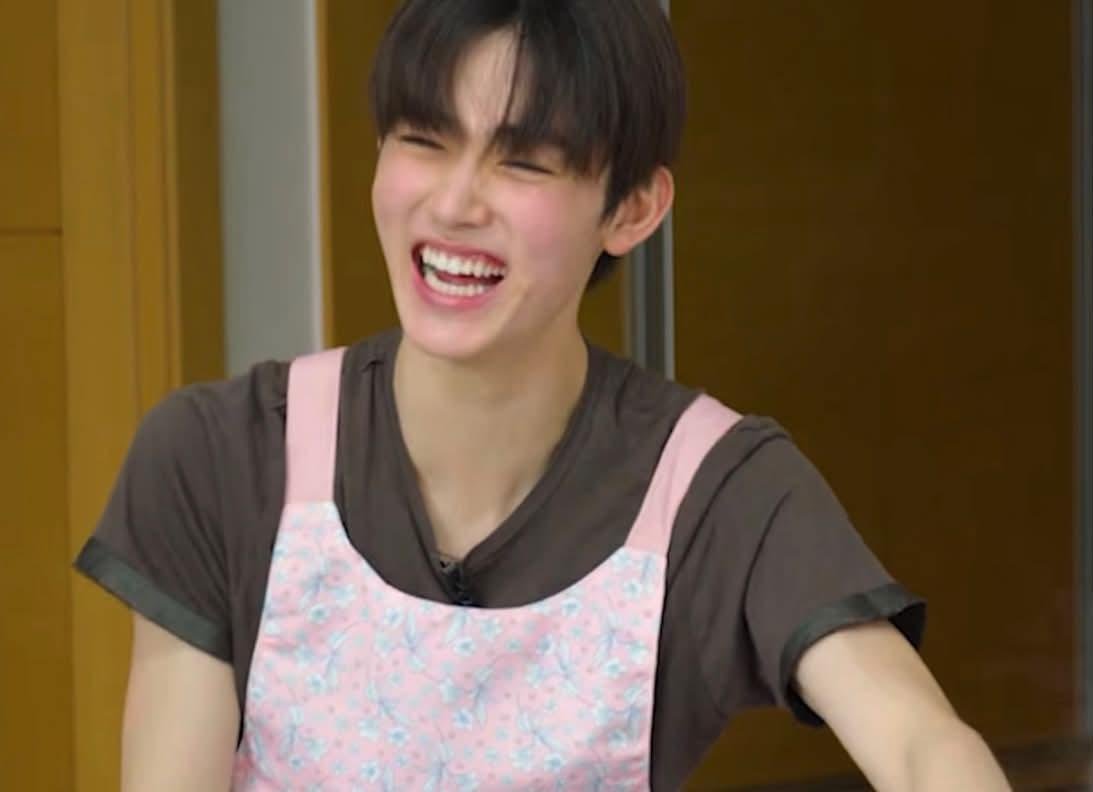prettyyhyeon's tweet photo. seonghyeon is so pink 💕💗🩷💖 https://t.co/htyvV5w1Lw