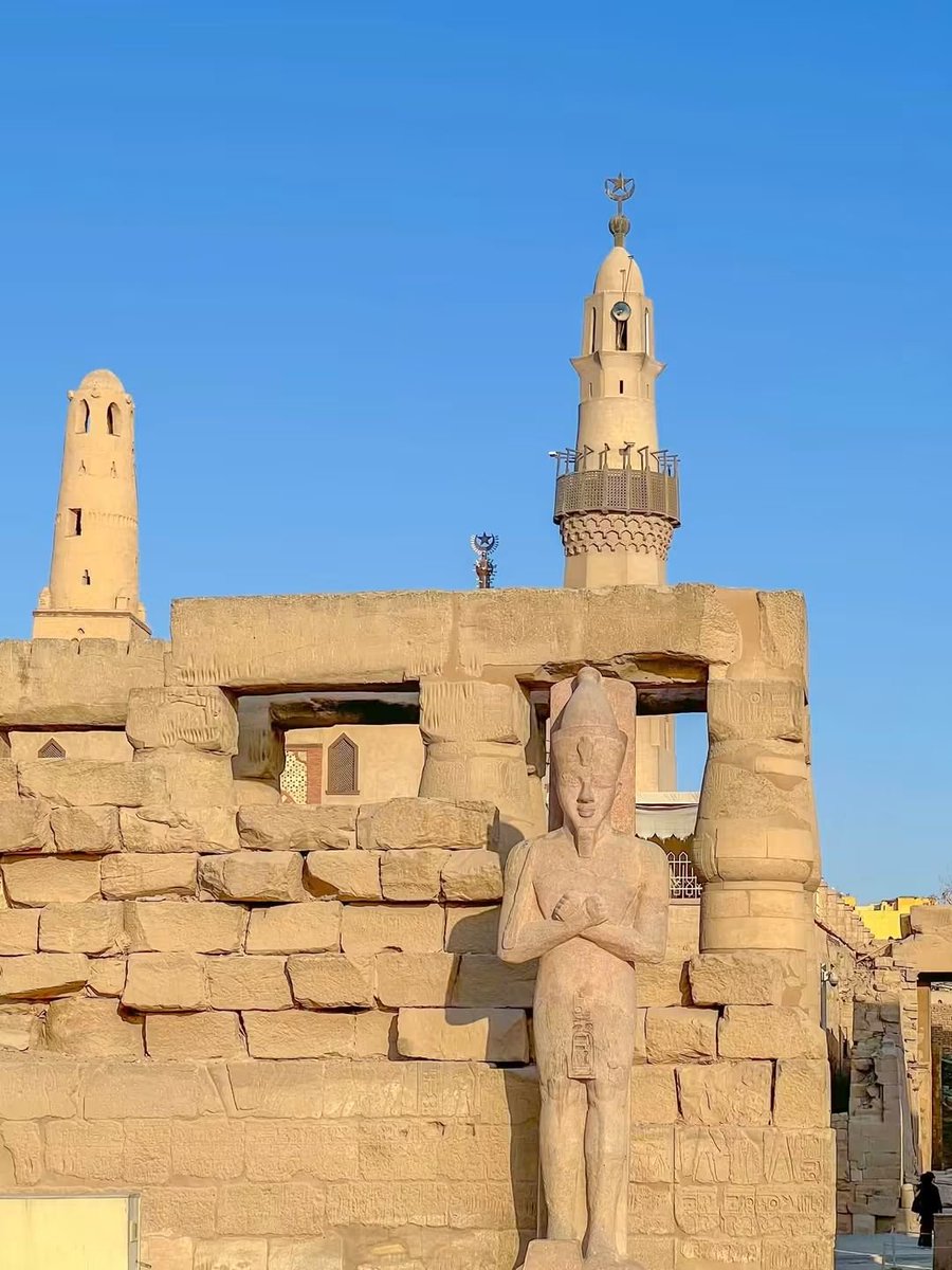 engazatmasr2020's tweet photo. أغرب حاجة ممكن عينك تشوفها.. مسجد جوه معبد فرعوني! 😍🏛️

تخيل تصلي جوه معبد فرعوني عمره آلاف السنين؟ 🇪🇬

أيوه، ده ممكن جدًا في مسجد أبو الحجاج الأقصري، اللي موجود فوق أجزاء من معبد الأقصر الفرعوني!

والأغرب؟ 😳

جوه المسجد هتلاقي أعمدة ضخمة من أيام الملك رمسيس الثاني، ولسه منقوش عليها اسمه لحد النهارده!

يعني وإنت واقف بتصلي، بتكون محاط بآثار بتحكي تاريخ مصر من أيام الفراعنة، لحد ما بقى المسجد جزء من المشهد ده.

والمسجد نفسه تحفة، مئذنته من أبرز معالمه، وبتتميز بطابعها المعماري التقليدي اللي بيميز مساجد الصعيد.

والأجمل إن المكان ده مرتبط بالشيخ أبو الحجاج الأقصري، أحد أشهر الشخصيات الدينية في تاريخ الأقصر، واللي ارتبط اسمه بالمسجد والمدينة لحد النهارده. ❤️

📍 مسجد أبو الحجاج الأقصري – معبد الأقصر
