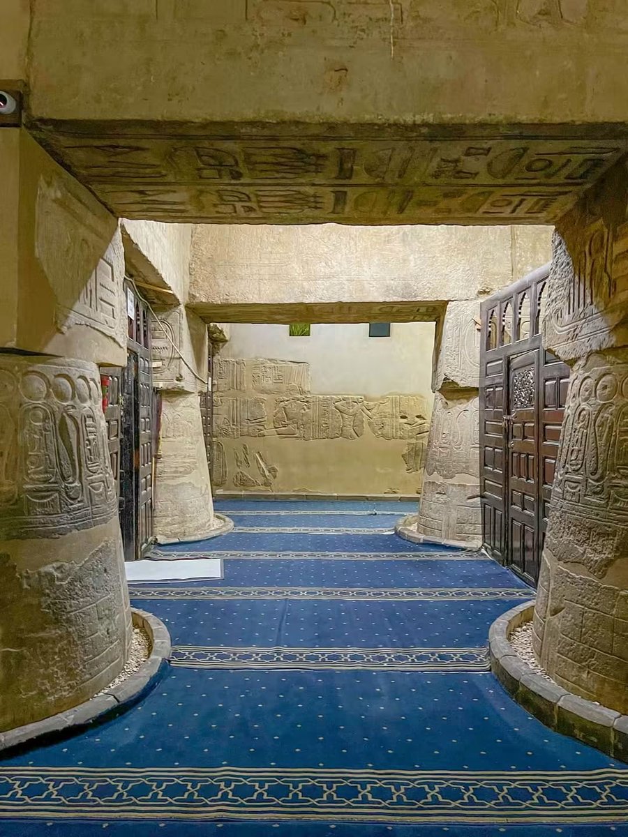 engazatmasr2020's tweet photo. أغرب حاجة ممكن عينك تشوفها.. مسجد جوه معبد فرعوني! 😍🏛️

تخيل تصلي جوه معبد فرعوني عمره آلاف السنين؟ 🇪🇬

أيوه، ده ممكن جدًا في مسجد أبو الحجاج الأقصري، اللي موجود فوق أجزاء من معبد الأقصر الفرعوني!

والأغرب؟ 😳

جوه المسجد هتلاقي أعمدة ضخمة من أيام الملك رمسيس الثاني، ولسه منقوش عليها اسمه لحد النهارده!

يعني وإنت واقف بتصلي، بتكون محاط بآثار بتحكي تاريخ مصر من أيام الفراعنة، لحد ما بقى المسجد جزء من المشهد ده.

والمسجد نفسه تحفة، مئذنته من أبرز معالمه، وبتتميز بطابعها المعماري التقليدي اللي بيميز مساجد الصعيد.

والأجمل إن المكان ده مرتبط بالشيخ أبو الحجاج الأقصري، أحد أشهر الشخصيات الدينية في تاريخ الأقصر، واللي ارتبط اسمه بالمسجد والمدينة لحد النهارده. ❤️

📍 مسجد أبو الحجاج الأقصري – معبد الأقصر