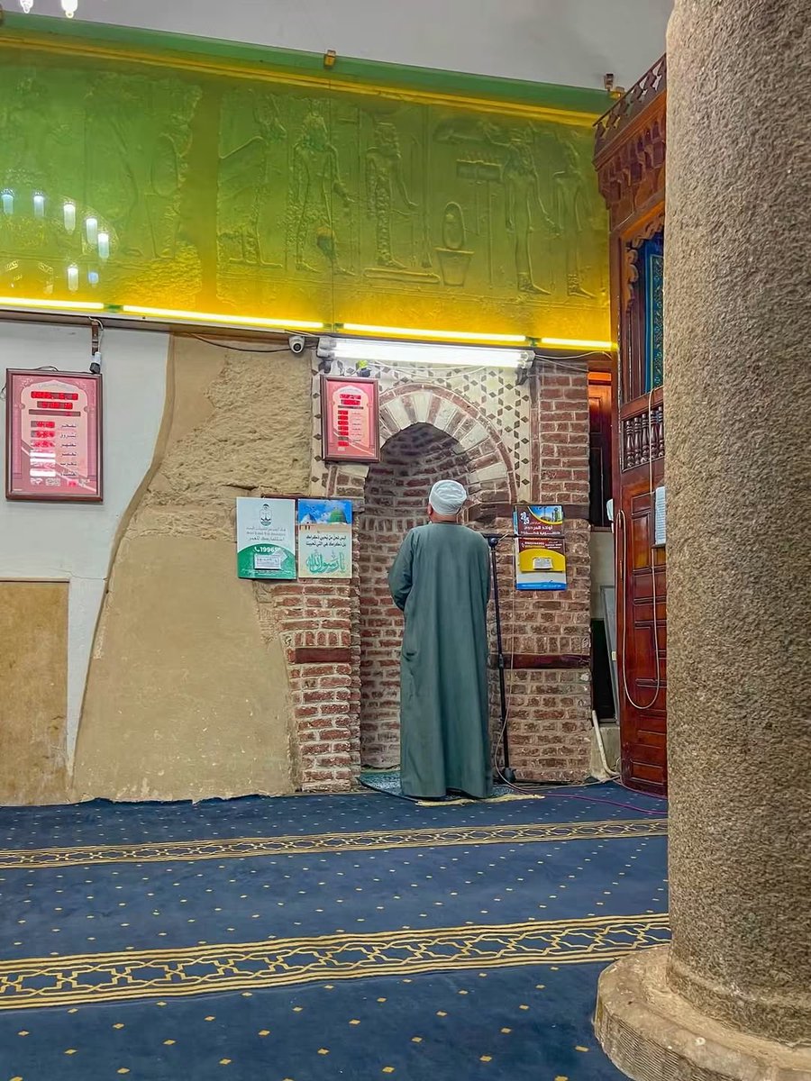 engazatmasr2020's tweet photo. أغرب حاجة ممكن عينك تشوفها.. مسجد جوه معبد فرعوني! 😍🏛️

تخيل تصلي جوه معبد فرعوني عمره آلاف السنين؟ 🇪🇬

أيوه، ده ممكن جدًا في مسجد أبو الحجاج الأقصري، اللي موجود فوق أجزاء من معبد الأقصر الفرعوني!

والأغرب؟ 😳

جوه المسجد هتلاقي أعمدة ضخمة من أيام الملك رمسيس الثاني، ولسه منقوش عليها اسمه لحد النهارده!

يعني وإنت واقف بتصلي، بتكون محاط بآثار بتحكي تاريخ مصر من أيام الفراعنة، لحد ما بقى المسجد جزء من المشهد ده.

والمسجد نفسه تحفة، مئذنته من أبرز معالمه، وبتتميز بطابعها المعماري التقليدي اللي بيميز مساجد الصعيد.

والأجمل إن المكان ده مرتبط بالشيخ أبو الحجاج الأقصري، أحد أشهر الشخصيات الدينية في تاريخ الأقصر، واللي ارتبط اسمه بالمسجد والمدينة لحد النهارده. ❤️

📍 مسجد أبو الحجاج الأقصري – معبد الأقصر