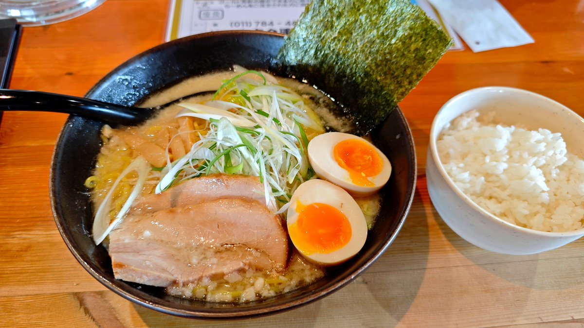 altvan01's tweet photo. 朝ラーメンは断固たる決意を持ってその店に食いに行っているが、正直晩飯と深夜ラーメンは近場で好みの店というところで妥協してる部分はある。
片道30分かける元気がなく、ずっと深夜に行けてなかった麺や白に行くために仕事の予定をアレコレして無理やり昼間に行けた！(仕事中)
醤油大盛麺硬め最高😊 https://t.co/9g6shMvS7t