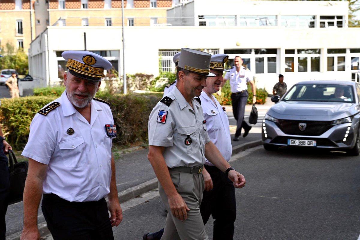 CEMM_FR's tweet photo. Intégrer l’innovation pour vaincre

Afin d’échanger avec l’armée de Terre sur les évolutions technologiques qui transforment les conditions d’engagement de nos forces, j’ai visité le @CombatsFuturs  (CCF), où j’ai été accueilli par son chef, le géneral Bruno baratz.

Créé en août 2023 et placé sous l’autorité de mon homologue de l’armée de Terre, le CCF a pour mission principale de capter et diffuser l’innovation dans les unités opérationnelles. La Marine nationale dispose quant à elle de centres d’expertises et du centre de combat naval. Le cycle de l’innovation – éclairer, innover, expérimenter, exploiter – est une méthodologie présente au sein de chaque armée.

Nos deux armées montrent une philosophie commune de transformation agile, avec une seule finalité : vaincre ! Les échanges ont permis de partager les bonnes idées, les bonnes pratiques et d’envisager une coopération accrue sur les technologies transverses.