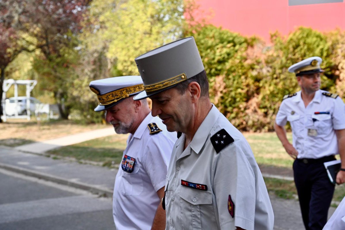 CEMM_FR's tweet photo. Intégrer l’innovation pour vaincre

Afin d’échanger avec l’armée de Terre sur les évolutions technologiques qui transforment les conditions d’engagement de nos forces, j’ai visité le @CombatsFuturs  (CCF), où j’ai été accueilli par son chef, le géneral Bruno baratz.

Créé en août 2023 et placé sous l’autorité de mon homologue de l’armée de Terre, le CCF a pour mission principale de capter et diffuser l’innovation dans les unités opérationnelles. La Marine nationale dispose quant à elle de centres d’expertises et du centre de combat naval. Le cycle de l’innovation – éclairer, innover, expérimenter, exploiter – est une méthodologie présente au sein de chaque armée.

Nos deux armées montrent une philosophie commune de transformation agile, avec une seule finalité : vaincre ! Les échanges ont permis de partager les bonnes idées, les bonnes pratiques et d’envisager une coopération accrue sur les technologies transverses.