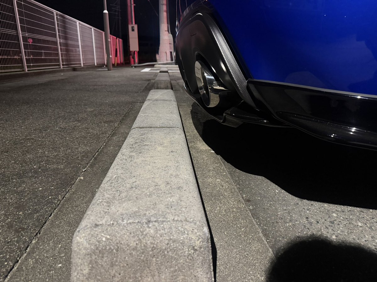 brz_r601's tweet photo. 高いタイプの車止めでしっかり下がったら擦りそう https://t.co/mmJ6ySiNBO