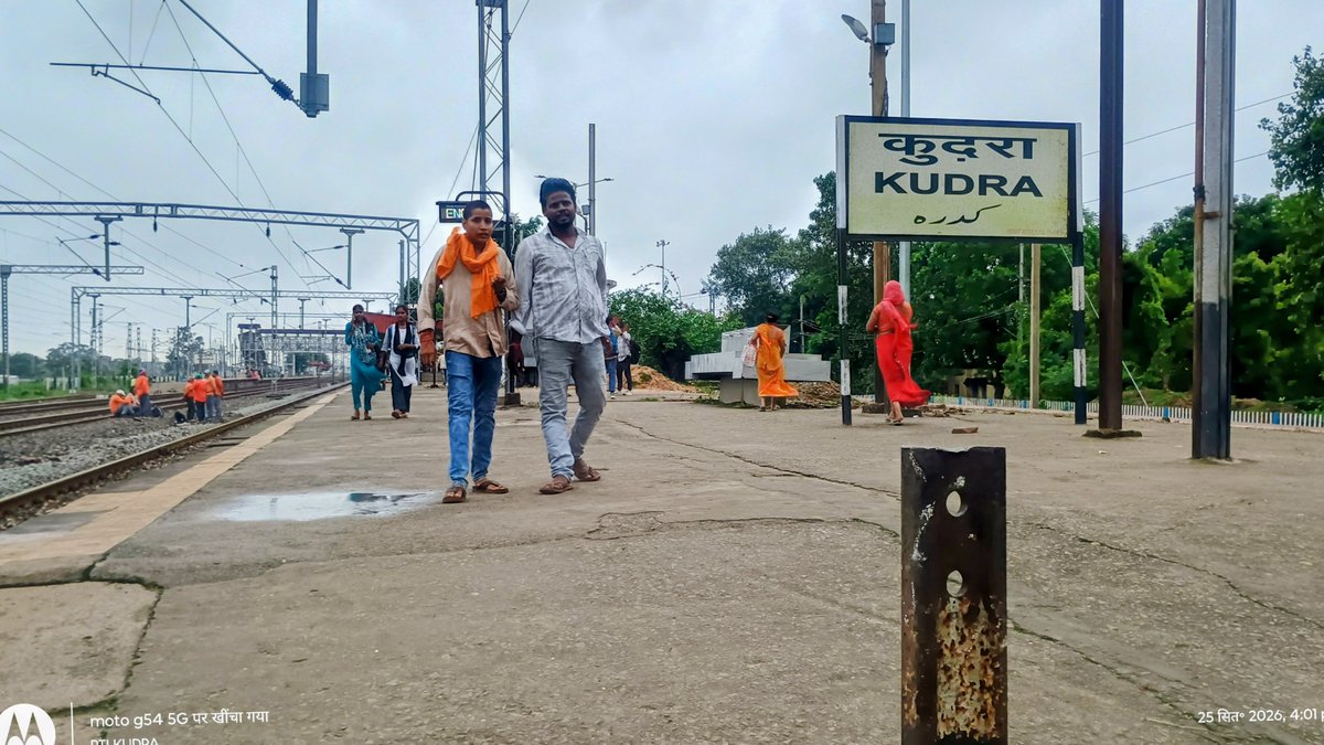 rameshk194's tweet photo. कुदरा रेलवे स्टेशन (ECR/DDU) के चारों प्लेटफॉर्म पर यूरिनल, शौचालय जैसी मूलभूत यात्री सुविधाओं का अभाव। 🚉
रेल वन पर यात्री टिकट व मौके की तस्वीरों सहित दर्ज शिकायत बिना वास्तविक निवारण बंद बिना बैरिकेडिंग वेल्डिंग/कटिंग
@RailMinIndia @ECRlyHJP @DRM_DDU #IndianRailways #RailOne https://t.co/gqWyViCWZC