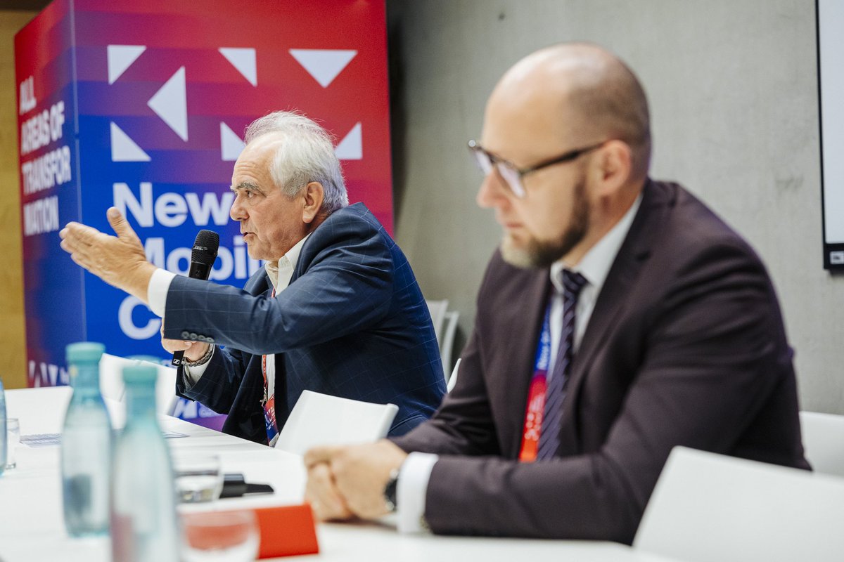 PolskiSenat's tweet photo. 🚗 O pracach nad polskim elektrycznym samochodem mówiono na posiedzeniu Parlamentarnego Zespołu ds. Elektromobilności w czasie Kongresu Nowej Mobilności 2026 w Katowicach @newmobilitycon.

„Na poprzednim posiedzeniu zespołu prezes EMP podzielił się z nami wiedzą, jaki jest stan projektu budowy pierwszego samochodu elektrycznego w Polsce. To wyglądało niezwykle obiecująco. Wiemy, że sytuacja jest wyjątkowo dynamiczna” – powiedział przewodniczący zespołu, senator Tadeusz Jarmuziewicz @Jarmuziewicz.

Rozmawiano o tym, czy projekt ElectroMobility Poland może być impulsem do rozwoju sektora motoryzacyjnego w Polsce. „Śląsk ma bazę projektową, chcemy ją wykorzystać. Może przyciągnąć kolejne firmy i inwestorów. Do tego jest potrzebna współpraca z samorządowcami” – mówił prezes zarządu ElectroMobility Poland Cyprian Gronkiewicz.

EMP to polska spółka państwowa zajmująca się rozwojem elektromobilności i samochodów elektrycznych. Jej parterem jest tajwański koncern Foxconn, który udostępni swoją technologię do produkcji aut elektrycznych w planowanej fabryce w Jaworznie. Trwa uzgadnianie szczegółów umowy. Spotkania z dostawcami są planowane na początek listopada. Pierwszy samochód ma zjechać z linii produkcyjnej w 2029 r.

W posiedzeniu wzięli udział: sekretarz stanu w Ministerstwie Energii @ME_GOV_PL, senator Piotr Masłowski @Piotr_Maslowski; senator Joanna Sekuła @SenatorSekula; przedstawiciele ministerstw Klimatu i Środowiska @MKiS_GOV_PL oraz Aktywów Państwowych @MAPGOVPL; kadra zarządzająca Polskiej Grupy Motoryzacyjnej @PolskaGrupaMoto, Orlenu @GrupaORLEN, Polskiego Związku Przemysłu Motoryzacyjnego, Sieci Badawczej Łukasiewicz @Lukasiewicz_pl i Banku Gospodarstwa Krajowego @BGK_pl.