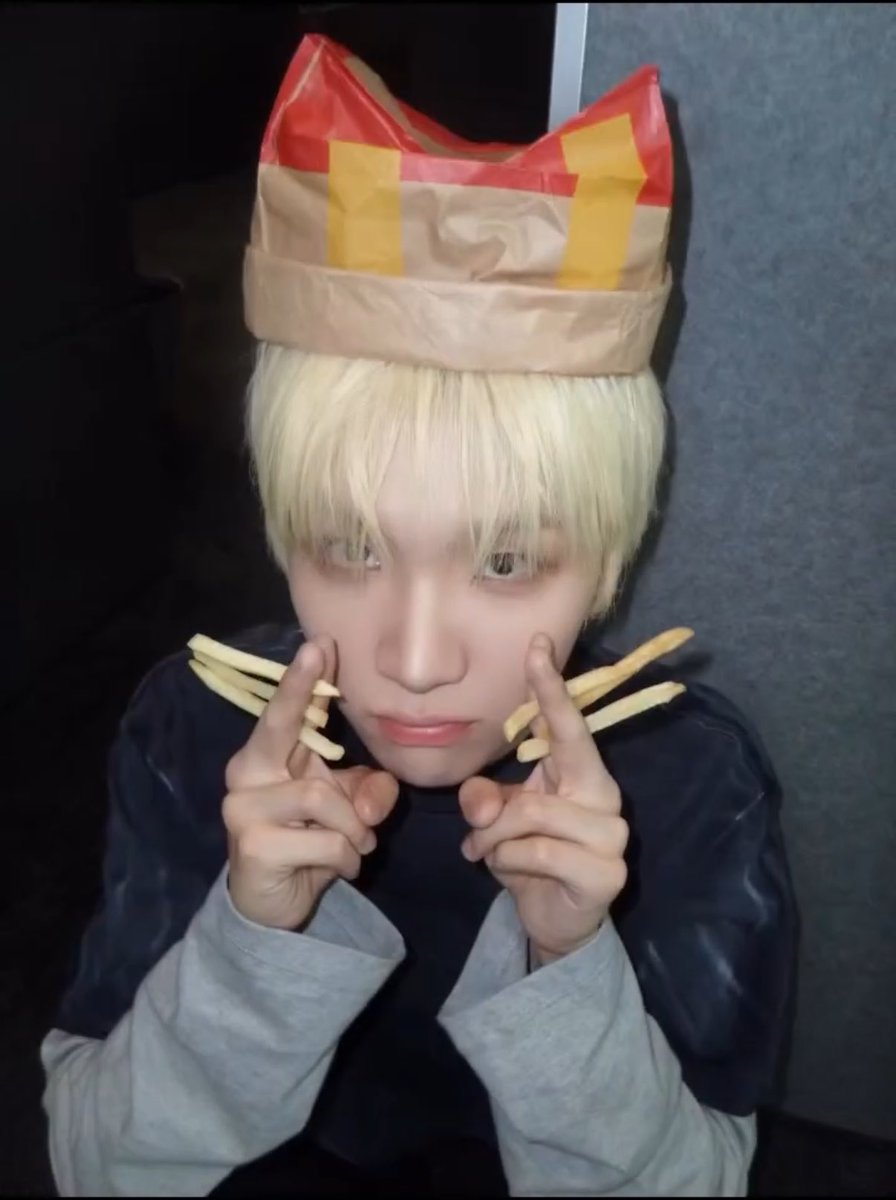 woonhakfan's tweet photo. 맥날 운냥이 😭😭😭😻😻😻😻😻😻
와 나 진짜 인스타 보고 감전된 것마냥 비명지르규 벌떡 일어남 https://t.co/SjiOKBz9iy