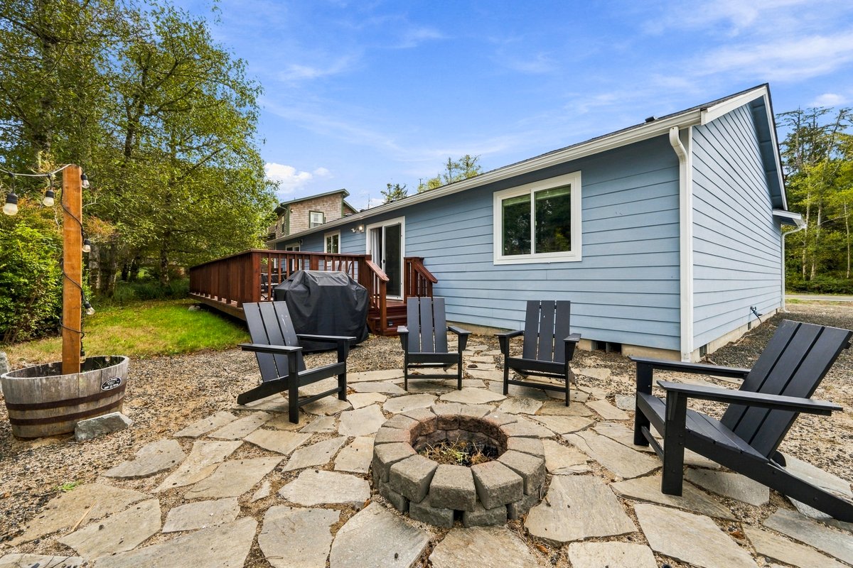 OnSiteREGroup's tweet photo. New listing in Ocean Shores: 632 Duck Lake Dr SE, $375,000.

3 bed, 2 bath, single level. Vaulted open living and kitchen, primary suite with deep tub and tiled walk-in shower, 37' deck, fire pit patio, 2-car garage.

DM TOUR for a showing. Links in the replies.

#OceanShores https://t.co/ju6ApIRz8n