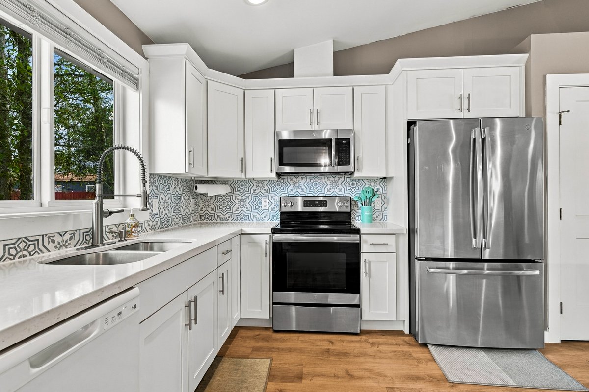 OnSiteREGroup's tweet photo. New listing in Ocean Shores: 632 Duck Lake Dr SE, $375,000.

3 bed, 2 bath, single level. Vaulted open living and kitchen, primary suite with deep tub and tiled walk-in shower, 37' deck, fire pit patio, 2-car garage.

DM TOUR for a showing. Links in the replies.

#OceanShores https://t.co/ju6ApIRz8n