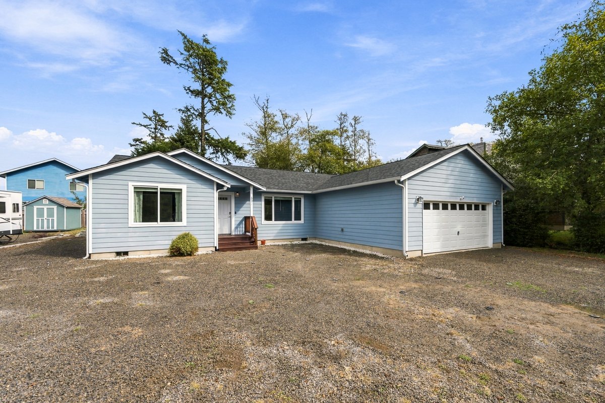 OnSiteREGroup's tweet photo. New listing in Ocean Shores: 632 Duck Lake Dr SE, $375,000.

3 bed, 2 bath, single level. Vaulted open living and kitchen, primary suite with deep tub and tiled walk-in shower, 37' deck, fire pit patio, 2-car garage.

DM TOUR for a showing. Links in the replies.

#OceanShores https://t.co/ju6ApIRz8n