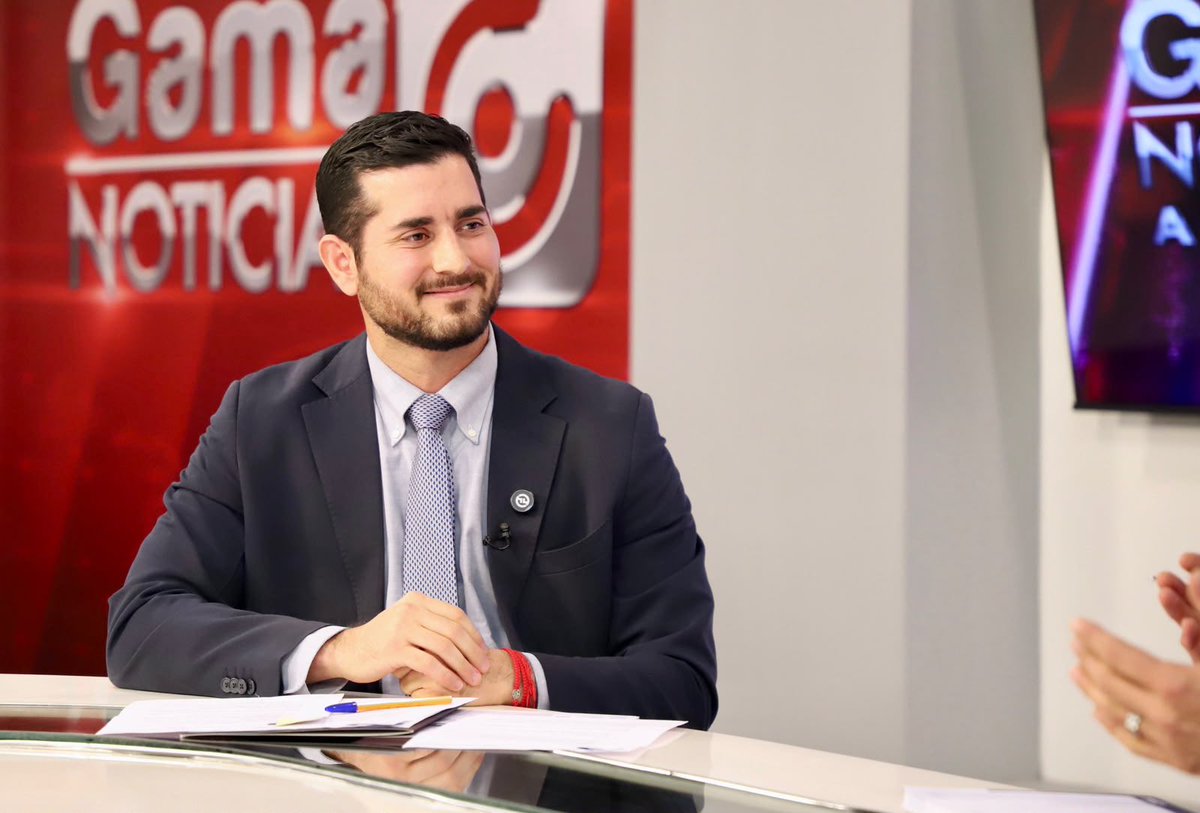 IESSec's tweet photo. 🔴 EN VIVO | Sigue la entrevista del presidente del Consejo Directivo del #IESS, Bernardo Cordovez, en @GamavisionEcu.

▶️ https://t.co/MM91SIEV6C

#IESSenMedios 🎙️ https://t.co/nx1lVyForF