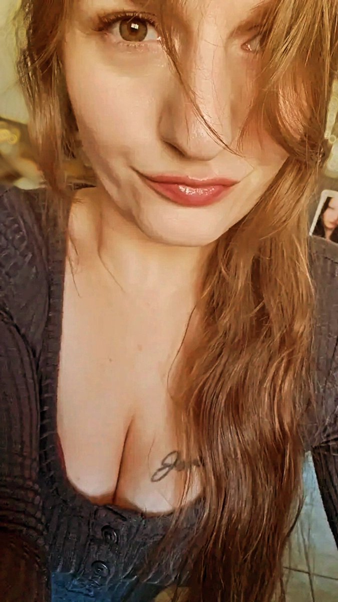 89TinyDragon89's tweet photo. Its frisky Friday babes 😘 
 #friskyfriday #hazeleyes #matchingenergy https://t.co/DiSS3Dab1v