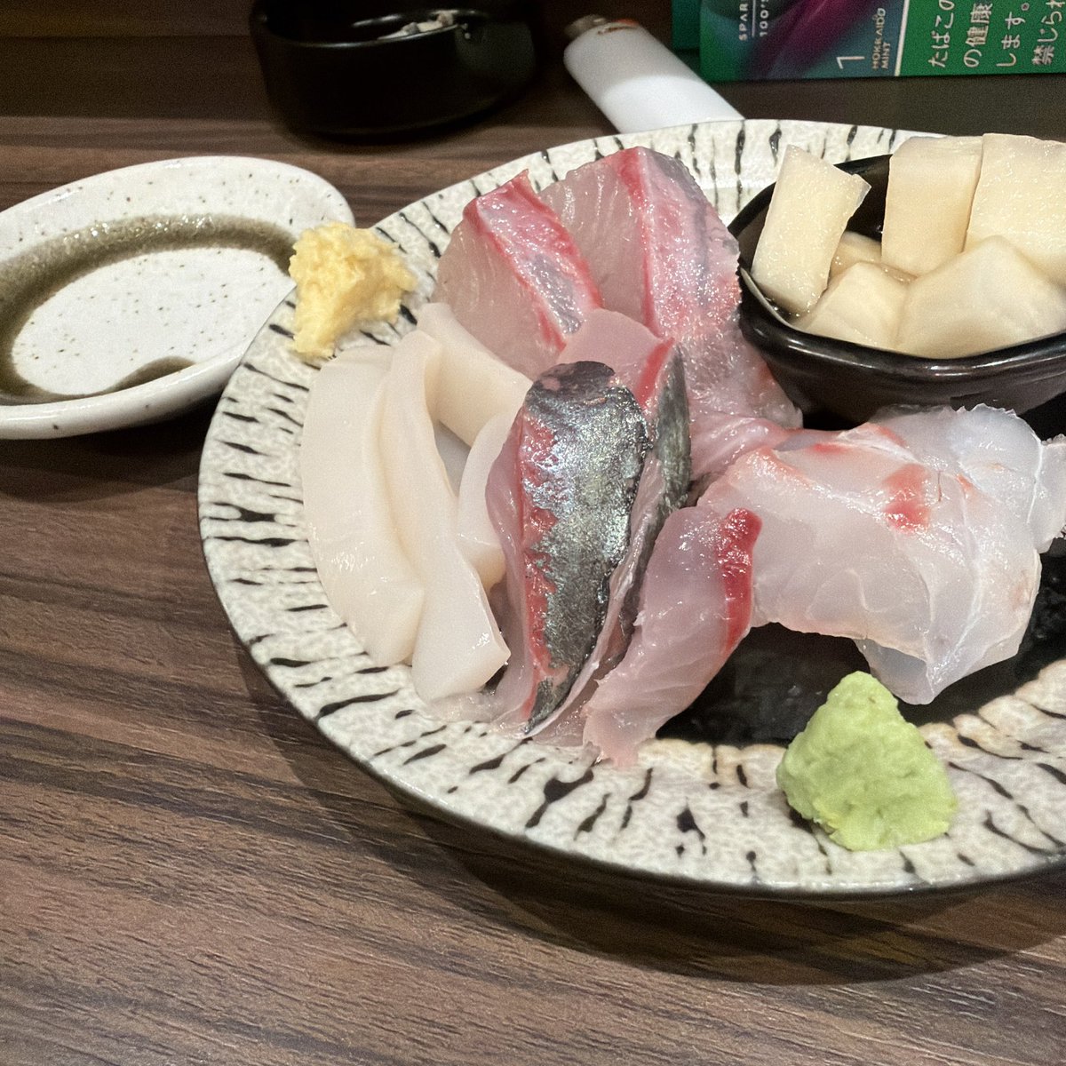 shigi_mar's tweet photo. 良き酒場に1人いるとみんなハッピーになって欲しいって思うわぁ(何様 https://t.co/BItyl0QWS0