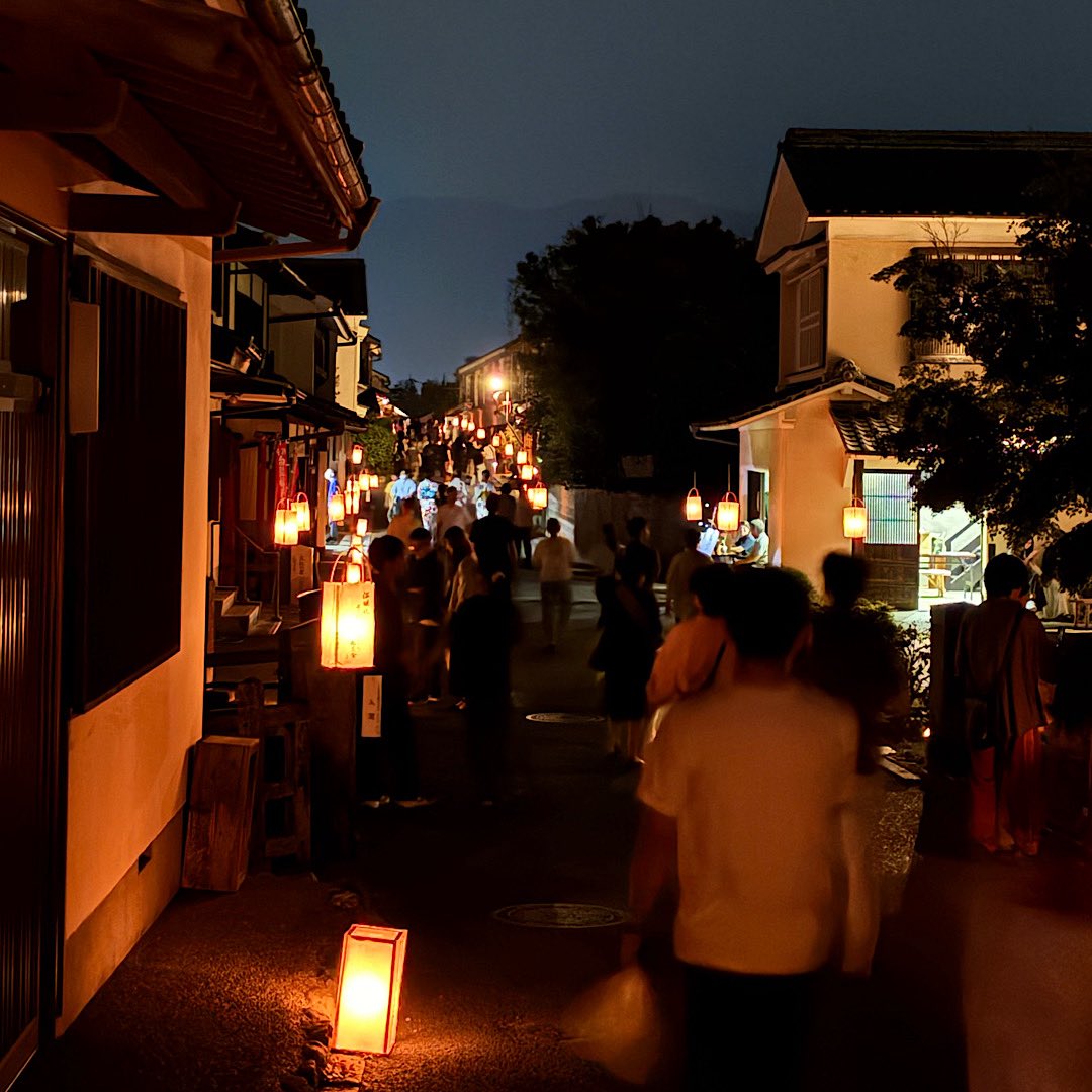 hattoris15farm's tweet photo. 八日市町並観月会。
仕事終わりに、ぶらぶら。

中秋の名月は諦めてたけど、雲の隙間からしっかり。
明日もあるけど、完全に雨の予報…。
#中秋の名月 #八日市町並観月会 #内子町 #うちコト https://t.co/QVuusKNmnd