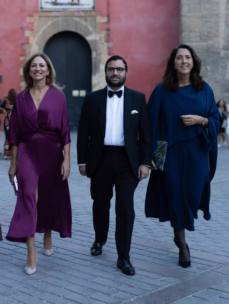 FonsiLoaiza's tweet photo. Estos dirigentes ultraderechistas de VOX se llaman Juan Antonio Aguado, Reyes Romero y María Pastor. Se han gastado 18.000 euros de dinero público de todos los andaluces en un banquete privado a los pies de la Giralda. https://t.co/51TtTSauLY