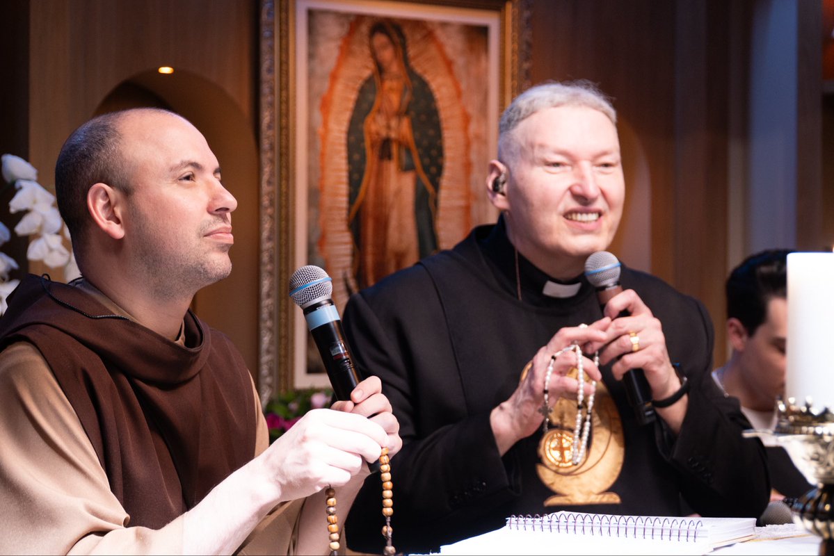 FreiGilsonCMES's tweet photo. Que alegria o Santo Rosário de hoje!
Tivemos a graça de receber a presença do Padre Marcelo Rossi e vivemos juntos um momento muito especial de oração. O Espírito Santo veio sobre todos nós!

Que manhã abençoada! Tenho certeza de que Deus falou profundamente ao nosso coração.

Me conta aqui nos comentários: qual foi o momento que mais te marcou hoje?