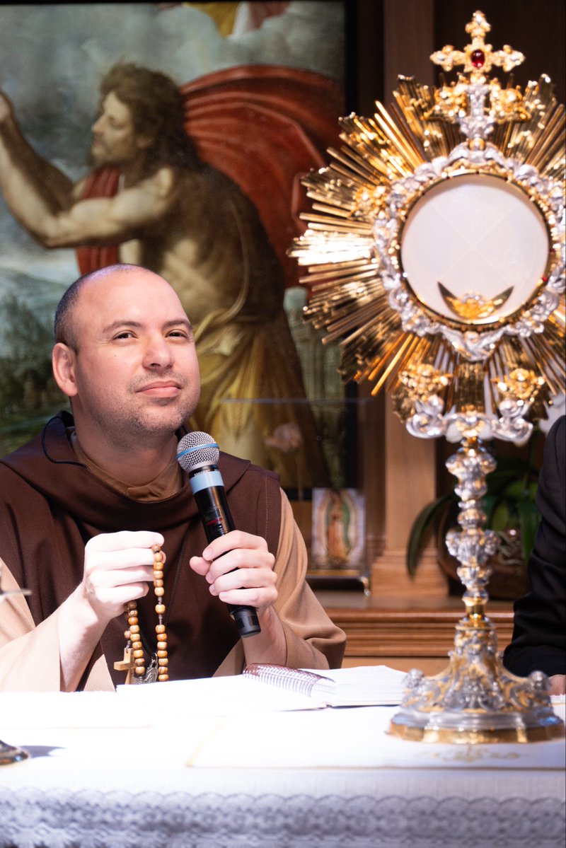 FreiGilsonCMES's tweet photo. Que alegria o Santo Rosário de hoje!
Tivemos a graça de receber a presença do Padre Marcelo Rossi e vivemos juntos um momento muito especial de oração. O Espírito Santo veio sobre todos nós!

Que manhã abençoada! Tenho certeza de que Deus falou profundamente ao nosso coração.

Me conta aqui nos comentários: qual foi o momento que mais te marcou hoje?