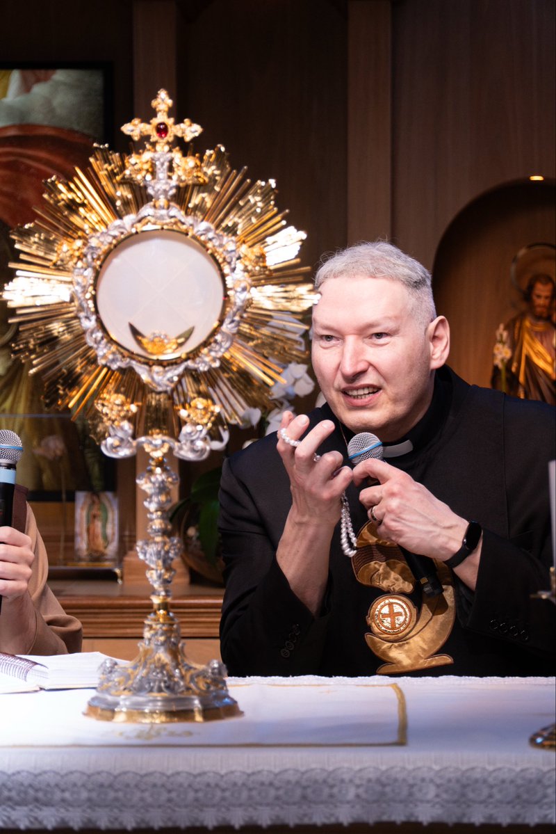 FreiGilsonCMES's tweet photo. Que alegria o Santo Rosário de hoje!
Tivemos a graça de receber a presença do Padre Marcelo Rossi e vivemos juntos um momento muito especial de oração. O Espírito Santo veio sobre todos nós!

Que manhã abençoada! Tenho certeza de que Deus falou profundamente ao nosso coração.

Me conta aqui nos comentários: qual foi o momento que mais te marcou hoje?