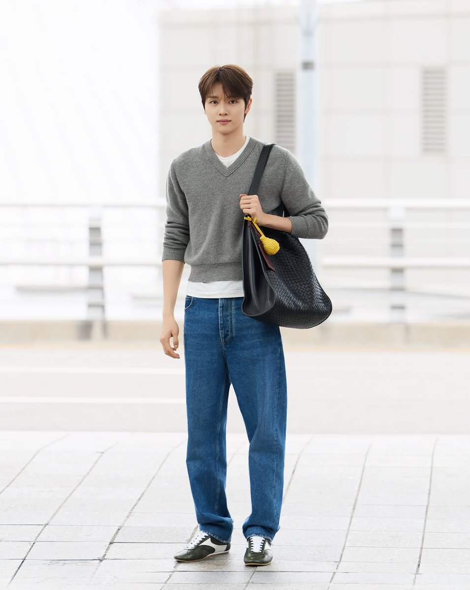 EverydaynewsTH's tweet photo. พาส่องแอร์พอร์ตลุคของ "SUNGCHAN" วง RIIZE บินลัดฟ้าสู่มิลาน เพื่อร่วมชมแฟชั่นโชว์ BOTTEGA VENETA SUMMER 2027 ที่จะจัดขึ้นในวันที่ 27 กันยายนนี้ เวลา 01:00 น. ตามเวลาไทย ✈️✨

#EVERYDAYth
#SUNGCHAN #RIIZE
#BottegaVenetaSummer2027
#BottegaVeneta https://t.co/RVLQBc7OBx