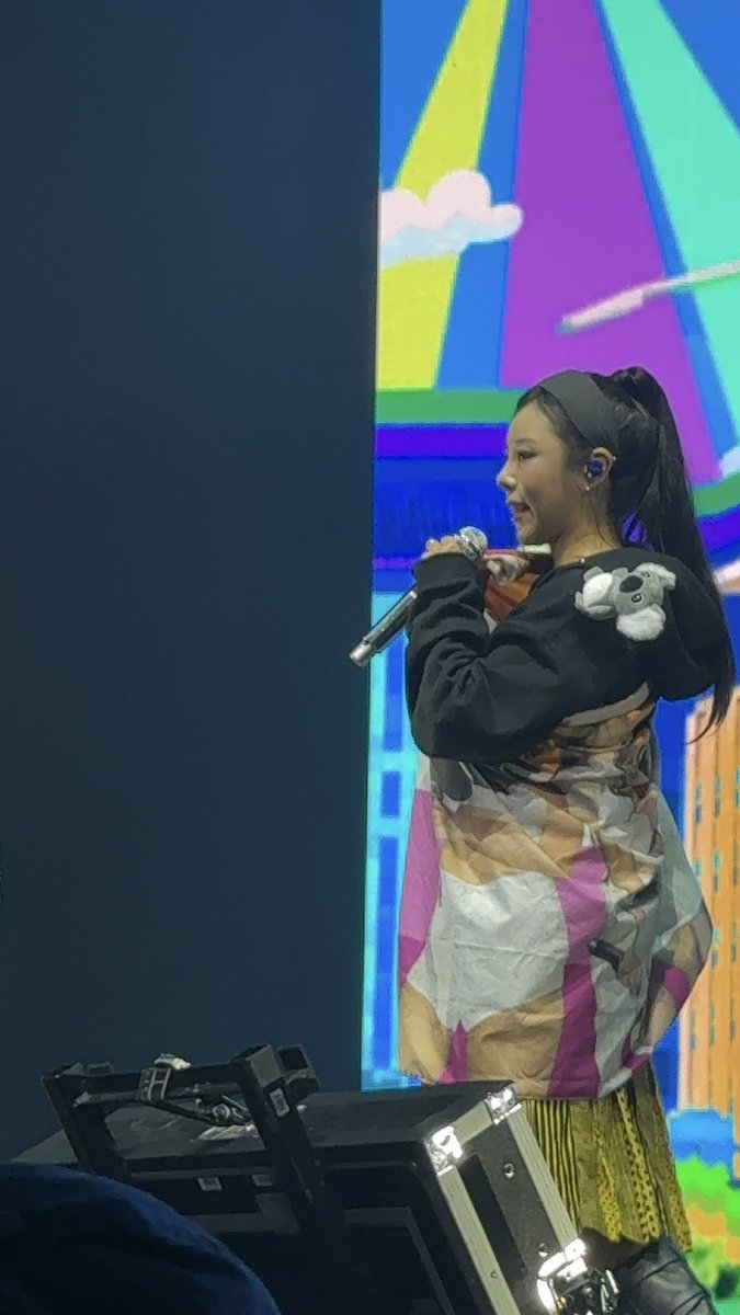 naeiouuu's tweet photo. JUNG WHEEIN HOLDING A LESBIAN MAMAMOO FLAG AND THEN WRAPPING IT AROUND HERSELF https://t.co/ckuADUzZZc