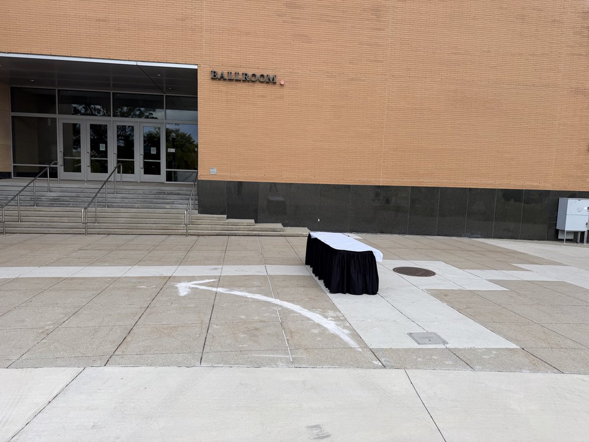 kc8swy's tweet photo. Waiting on the magic. #grrcon https://t.co/yz73Xs3G6E